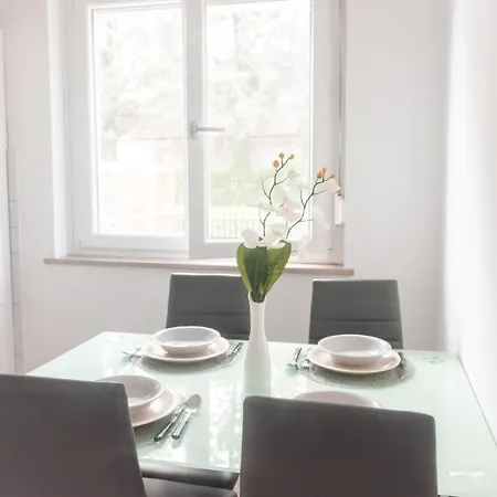Enig Apartment *