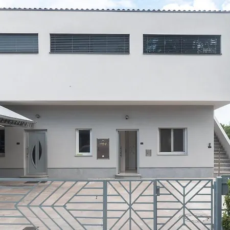 Enig Apartment *